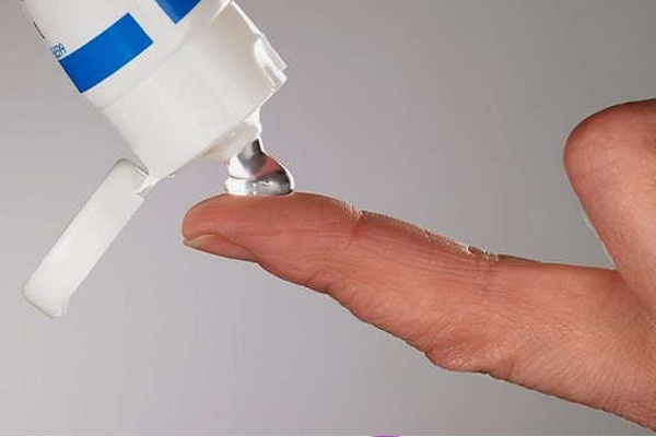 Kết hợp thêm gel bôi trơn để quá trình diễn ra thuận lợi Kết hợp thêm gel bôi trơn để quá trình diễn ra thuận lợi