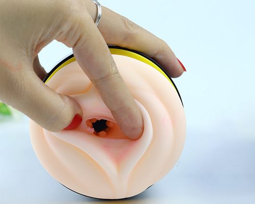 Lỗ âm đạo được thiết kế khăn khít, bên trong có gai mềm tăng kích thích Lỗ âm đạo được thiết kế khăn khít, bên trong có gai mềm tăng kích thích