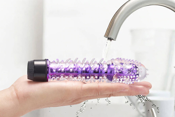 Có thể rửa sản phẩm trực tiếp dưới nước (nhưng nên tháo pin trước khi rửa) Có thể rửa sản phẩm trực tiếp dưới nước (nhưng nên tháo pin trước khi rửa)