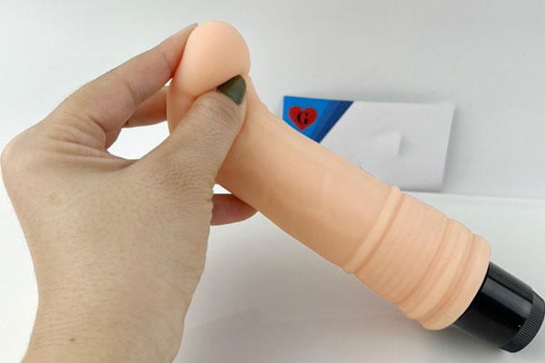 Được làm từ silicon y tế cao cấp, an toàn tuyệt đối với vùng kín Được làm từ silicon y tế cao cấp, an toàn tuyệt đối với vùng kín