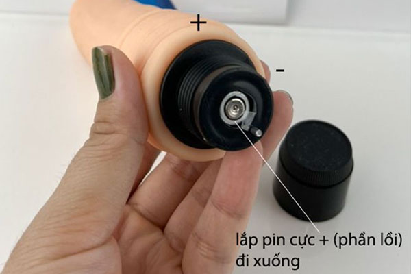 Sản phẩm sử dụng 2 pin AA để hoạt động Sản phẩm sử dụng 2 pin AA để hoạt động