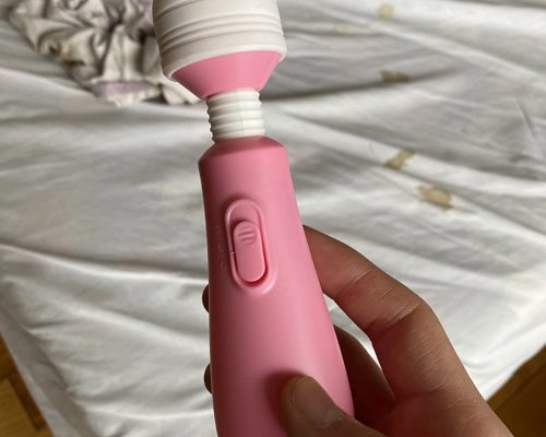 Chày rung Vibrator thiết kế nút gạt điều chỉnh mức độ rung đơn giản, tiện lợi Chày rung Vibrator thiết kế nút gạt điều chỉnh mức độ rung đơn giản, tiện lợi