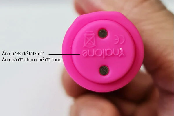 Nút điều khiển ở phần đuôi máy sử dụng đơn giản