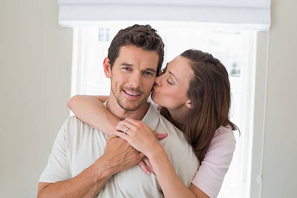 Hôn từ phía sau sẽ khiến chàng cảm thất bất ngờ và đầy hứng thú Hôn từ phía sau sẽ khiến chàng cảm thất bất ngờ và đầy hứng thú