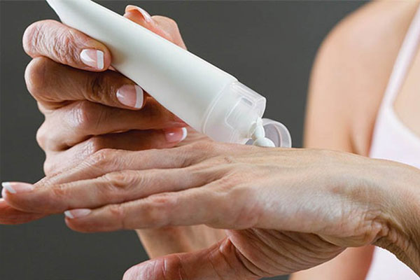 Thuốc bôi ngoài da thường được sử dụng để làm giảm triệu chứng ngứa, viêm. Thuốc bôi ngoài da thường được sử dụng để làm giảm triệu chứng ngứa, viêm.